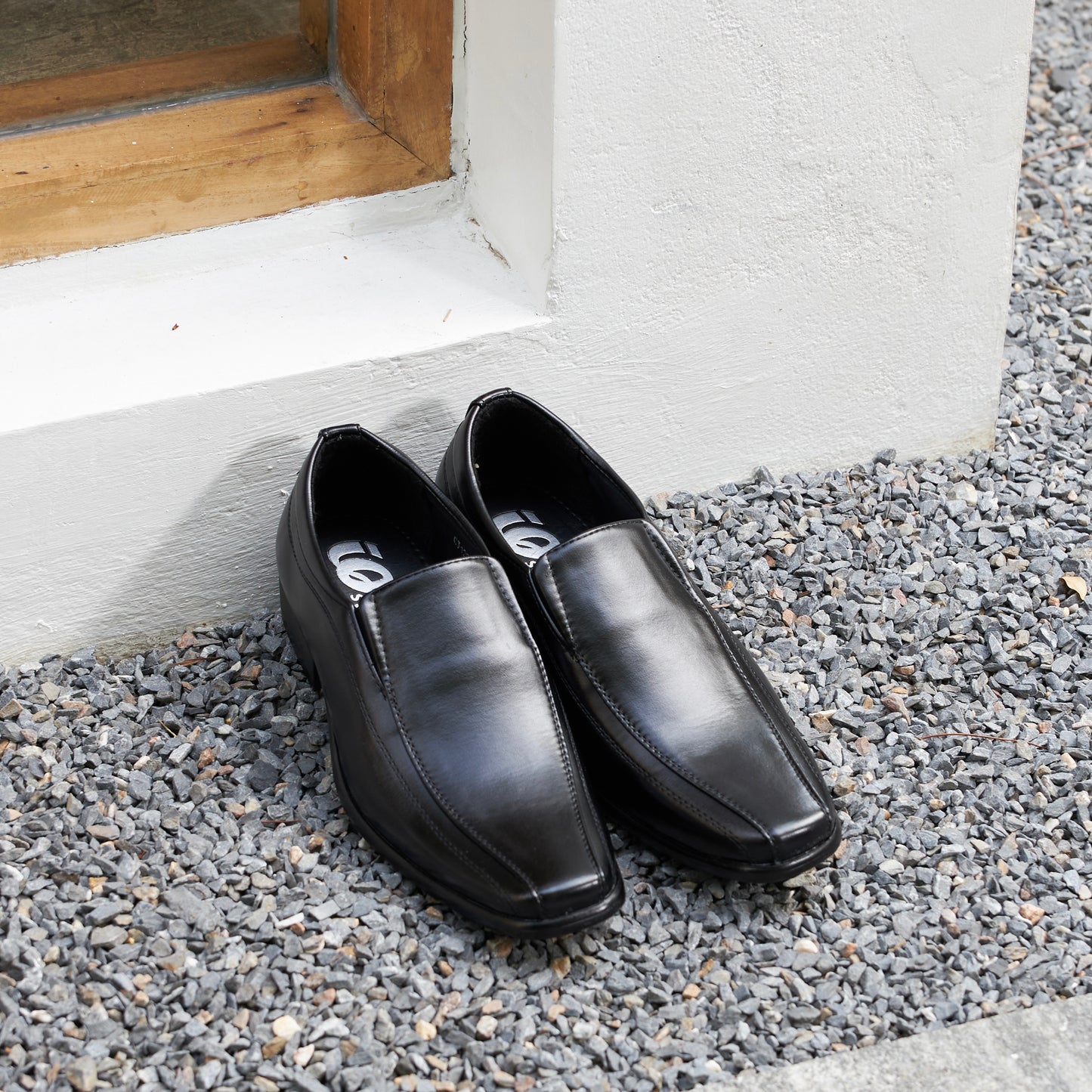 3.08 รองเท้าหนัง iQ